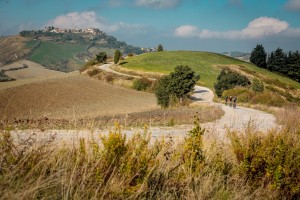 ciclistas muy lejos y las montañas