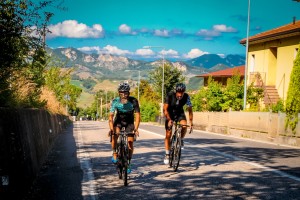 vista detras con ciclistas